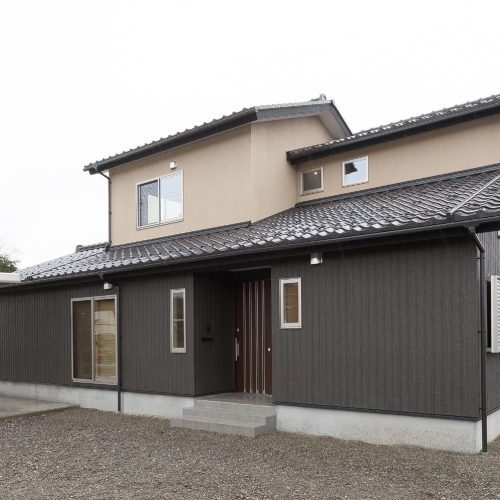 N様邸　大容量の玄関収納付の玄関、ママの家事動線を考えた間取り落ち着いたデザインのお家