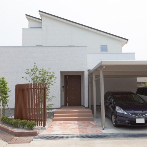 F様邸　太陽光パネルと吹き抜けのお家