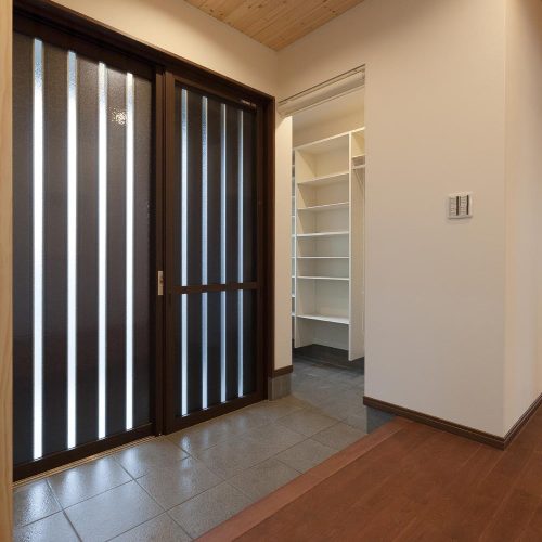 N様邸　大容量の玄関収納付の玄関、ママの家事動線を考えた間取り落ち着いたデザインのお家