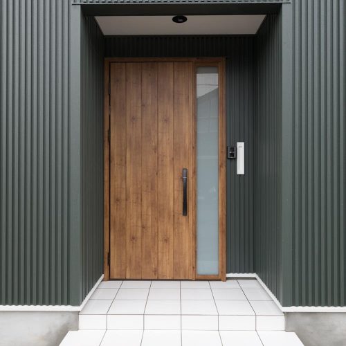 モダンなBOX型住宅は　あったか家族のあったかい家