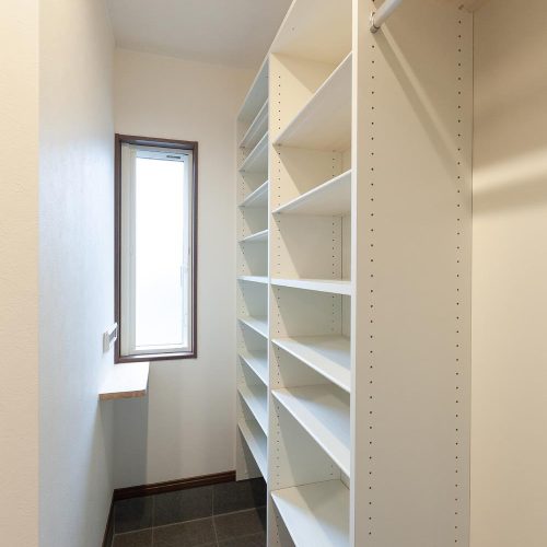 N様邸　大容量の玄関収納付の玄関、ママの家事動線を考えた間取り落ち着いたデザインのお家