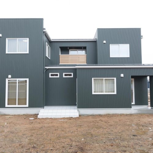 モダンなBOX型住宅は　あったか家族のあったかい家