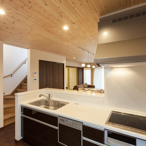 N様邸　大容量の玄関収納付の玄関、ママの家事動線を考えた間取り落ち着いたデザインのお家