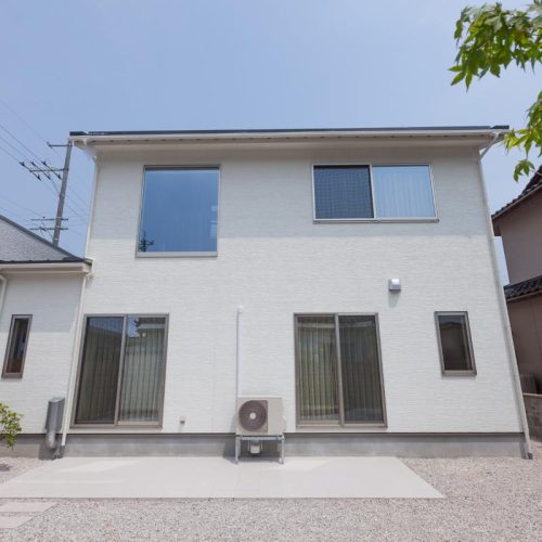 F様邸　太陽光パネルと吹き抜けのお家