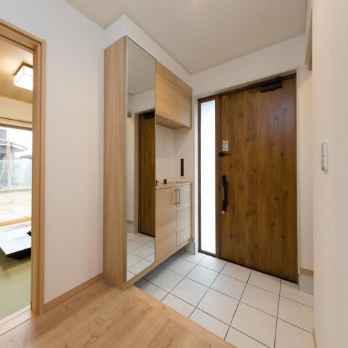 モダンなBOX型住宅は　あったか家族のあったかい家