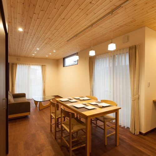 N様邸　大容量の玄関収納付の玄関、ママの家事動線を考えた間取り落ち着いたデザインのお家