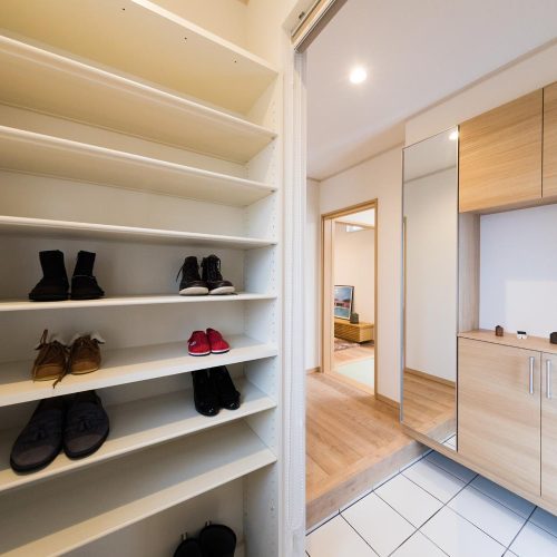 モダンなBOX型住宅は　あったか家族のあったかい家