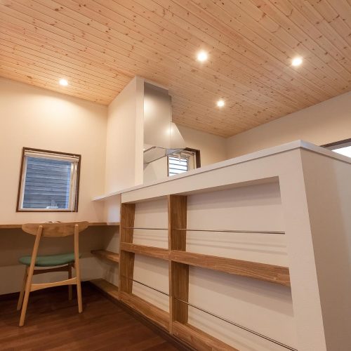 N様邸　大容量の玄関収納付の玄関、ママの家事動線を考えた間取り落ち着いたデザインのお家