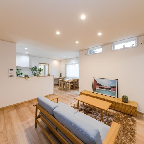 モダンなBOX型住宅は　あったか家族のあったかい家