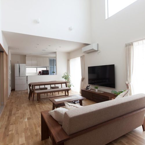 F様邸　太陽光パネルと吹き抜けのお家