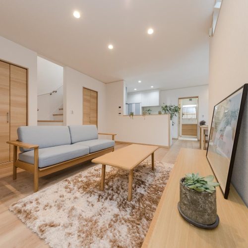 モダンなBOX型住宅は　あったか家族のあったかい家