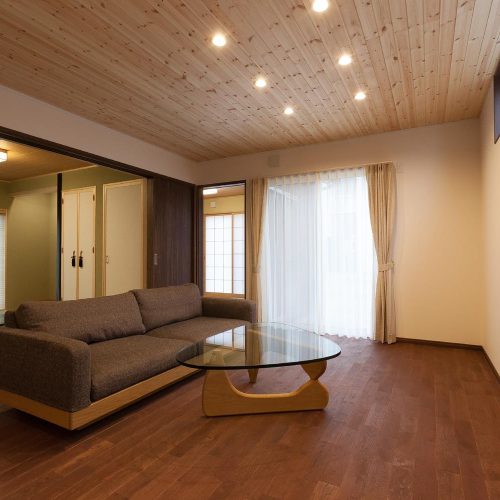 N様邸　大容量の玄関収納付の玄関、ママの家事動線を考えた間取り落ち着いたデザインのお家