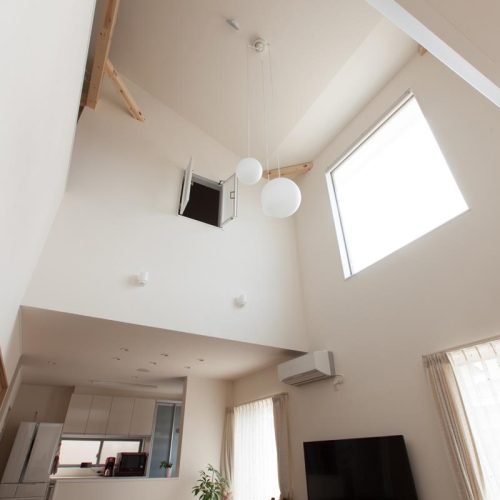 F様邸　太陽光パネルと吹き抜けのお家