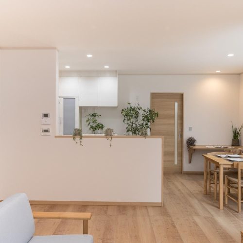 モダンなBOX型住宅は　あったか家族のあったかい家