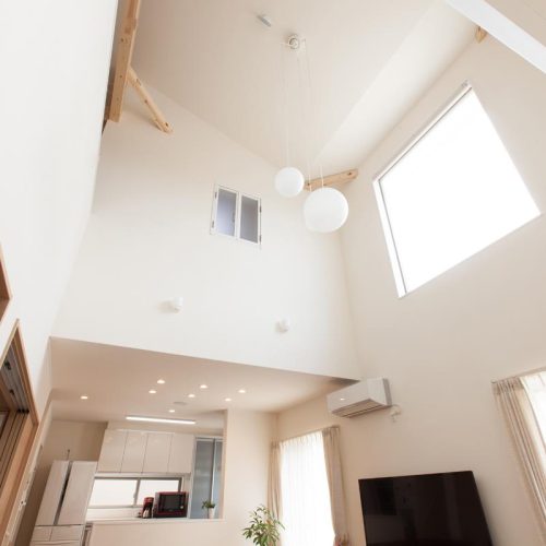 F様邸　太陽光パネルと吹き抜けのお家