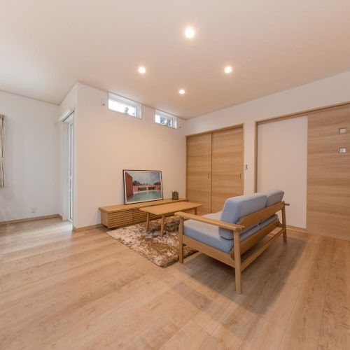 モダンなBOX型住宅は　あったか家族のあったかい家