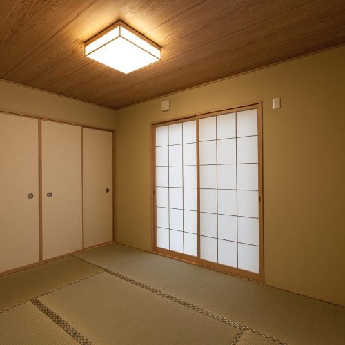 N様邸　大容量の玄関収納付の玄関、ママの家事動線を考えた間取り落ち着いたデザインのお家