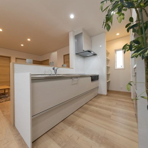 モダンなBOX型住宅は　あったか家族のあったかい家