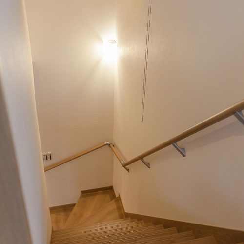 N様邸　大容量の玄関収納付の玄関、ママの家事動線を考えた間取り落ち着いたデザインのお家