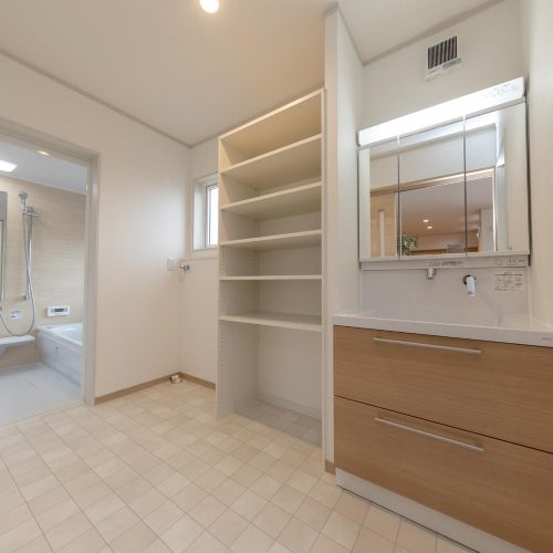 モダンなBOX型住宅は　あったか家族のあったかい家