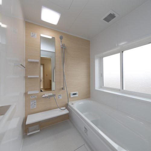 モダンなBOX型住宅は　あったか家族のあったかい家