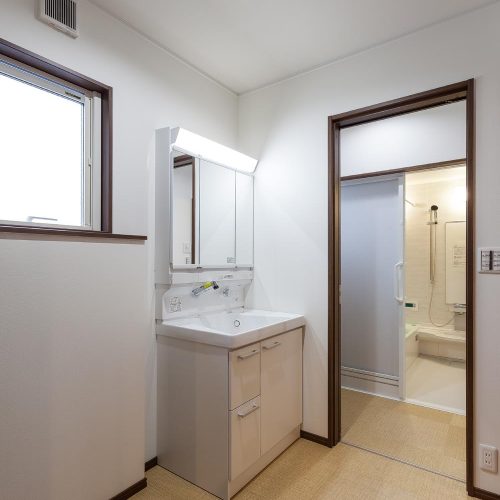 N様邸　大容量の玄関収納付の玄関、ママの家事動線を考えた間取り落ち着いたデザインのお家