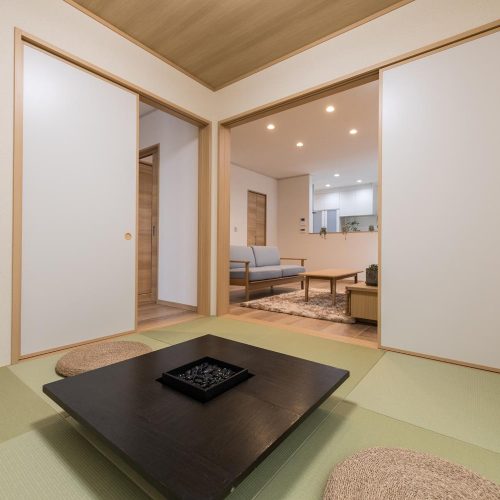 モダンなBOX型住宅は　あったか家族のあったかい家