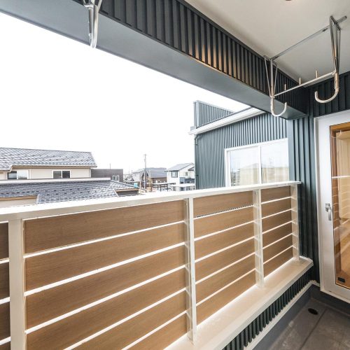 モダンなBOX型住宅は　あったか家族のあったかい家