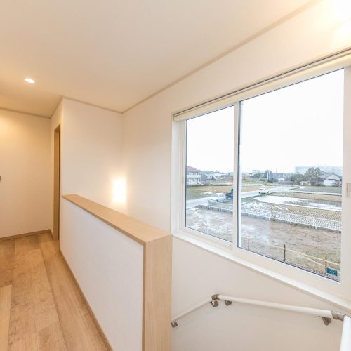 モダンなBOX型住宅は　あったか家族のあったかい家