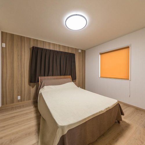 モダンなBOX型住宅は　あったか家族のあったかい家