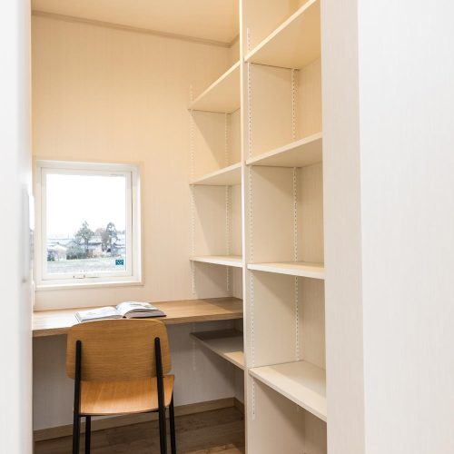 モダンなBOX型住宅は　あったか家族のあったかい家