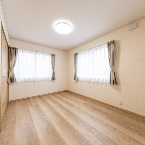 モダンなBOX型住宅は　あったか家族のあったかい家