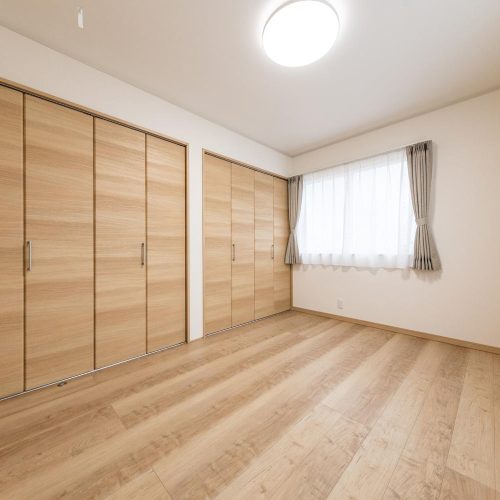 モダンなBOX型住宅は　あったか家族のあったかい家