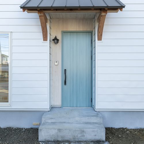 施工事例　I様邸　白い外観と三角屋根がかわいい住まい