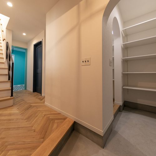 施工事例　I様邸　白い外観と三角屋根がかわいい住まい