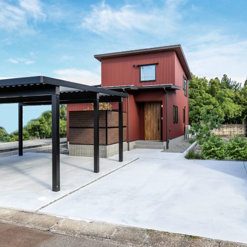 隣接する神社の樹木を借景に