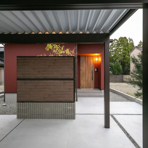 隣接する神社の樹木を借景に