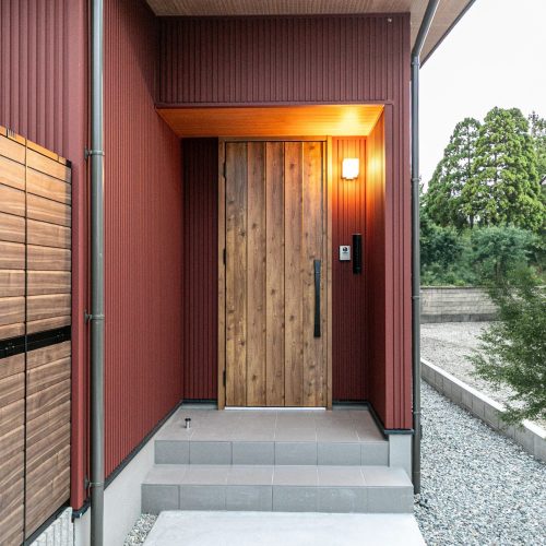 隣接する神社の樹木を借景に