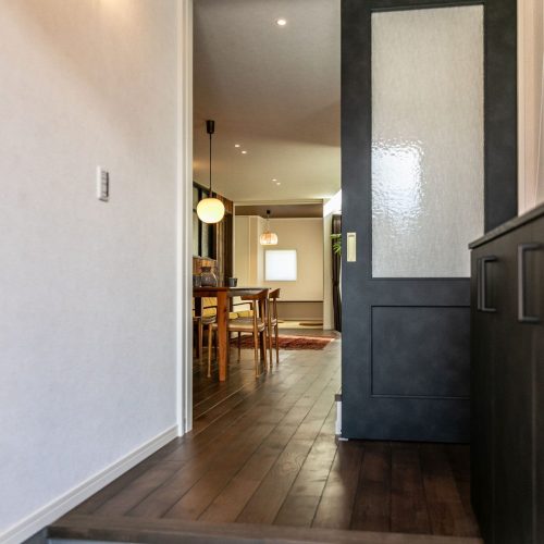 隣接する神社の樹木を借景に