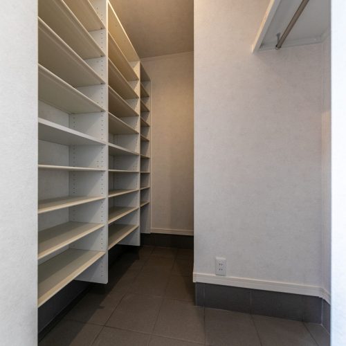 隣接する神社の樹木を借景に