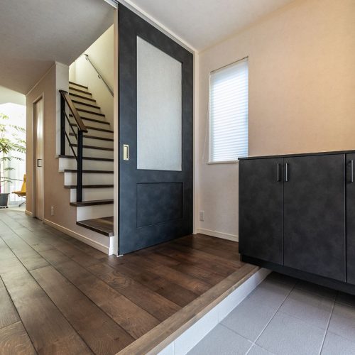 隣接する神社の樹木を借景に