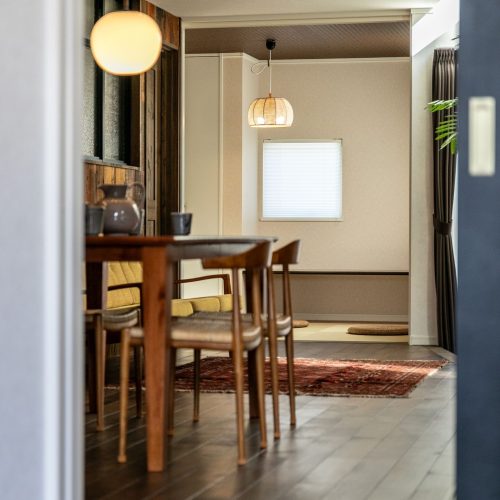 隣接する神社の樹木を借景に