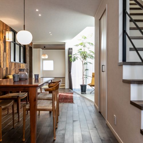 隣接する神社の樹木を借景に