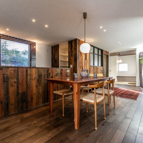 隣接する神社の樹木を借景に