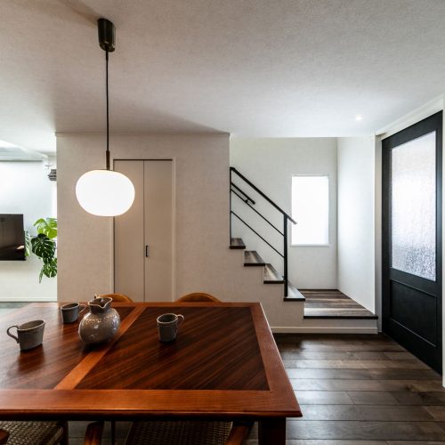 隣接する神社の樹木を借景に