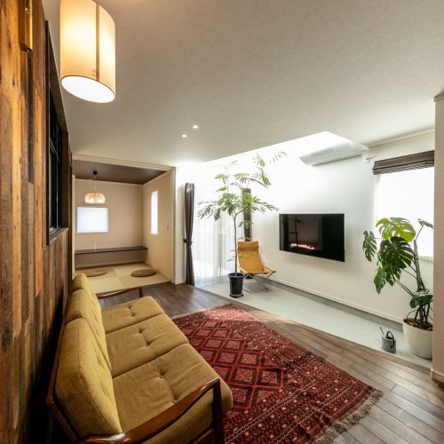 隣接する神社の樹木を借景に