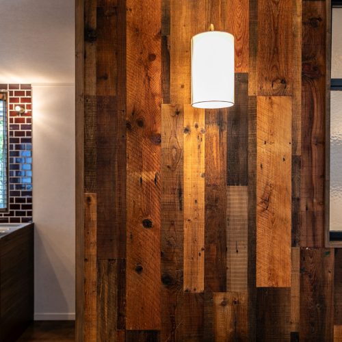 隣接する神社の樹木を借景に