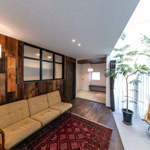 隣接する神社の樹木を借景に