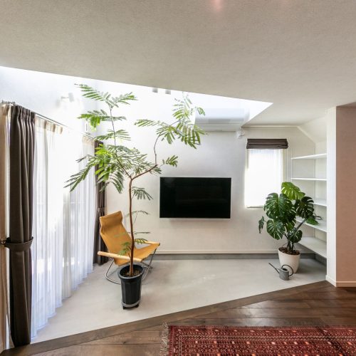 隣接する神社の樹木を借景に