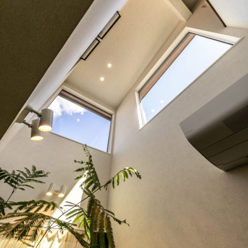 隣接する神社の樹木を借景に